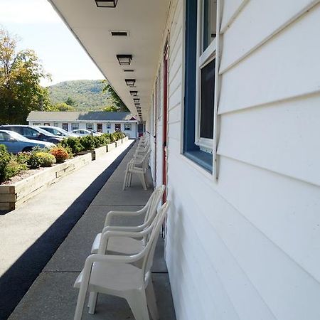 Monument Mountain Motel Грейт-Баррингтон Экстерьер фото